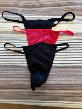 Victoria’s Secret Three Satin Low Rise V-string Black & Red Size small